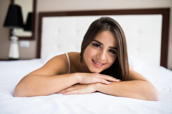 Frau liegt auf ihrem Bett — Stockfoto