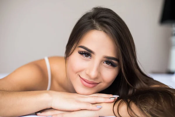 Vrouw liggend op haar bed — Stockfoto