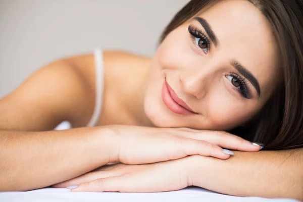 Mujer acostada en su cama —  Fotos de Stock