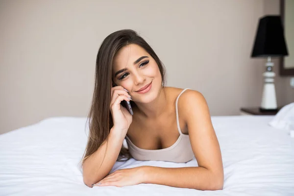 Kız yatakta telefon konuşma — Stok fotoğraf