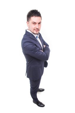 Çapraz elle elbiseli yakışıklı adam