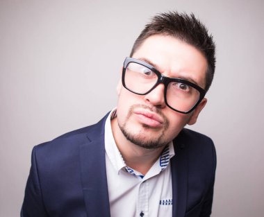 Sakallı adam portresi üzerinde gözlük bak