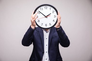 Saatin üzerine kafa ile yakışıklı adam