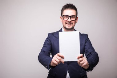 Porrait mutlu gülümseyen bir adam kitap kapağı için fotoğraf makinesi beyaz arka plan üzerinde gösterilen sakallı
