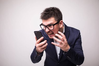 Tahriş olmuş adam izole telefon beyaz arka plan ile takım elbiseli