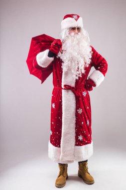 Neşeli adam Noel Baba holding hediye çuval