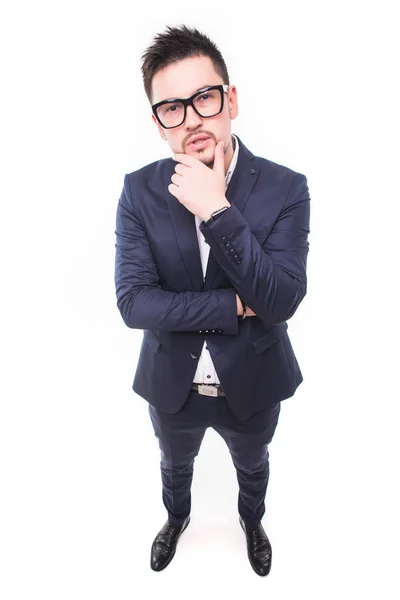 Hombre de negocios barbudo guapo en gafas pensando en fondo blanco — Foto de Stock