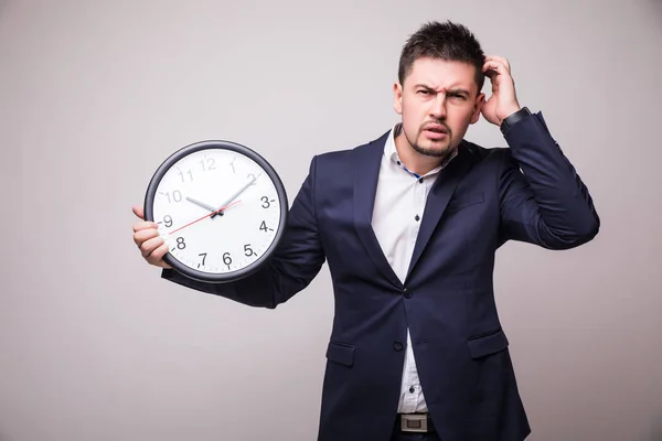 Jóképű férfi öltöny kezében Clock veszít időt találkozó — Stock Fotó