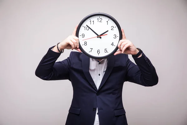 Bello uomo con orologio sopra la testa — Foto Stock