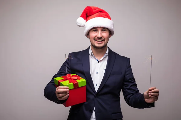 Stilig affärsman med nyår ljus och gåvor i händer — Stockfoto