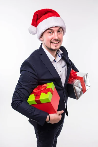 Gelukkig knappe zakenman in kerst muts met geschenken box in handen van witte achtergrond — Stockfoto