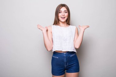 yükseltilmiş elleri ve açık ağız ile genç kadın hayran