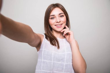 genç kız selfie üzerinde gri bir arka plan yapmak