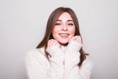 Kazaklı izole studio gri arka planda güzel model