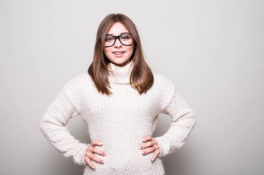 Kazaklı izole studio gri arka planda güzel model