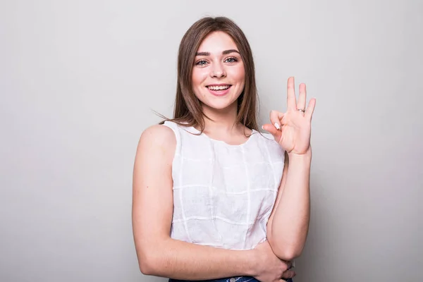 Boldog fiatal nő mutató ujjak ok jele — Stock Fotó