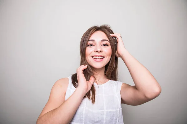 Lány, haj jelentő elszigetelt egy szürke háttér — Stock Fotó