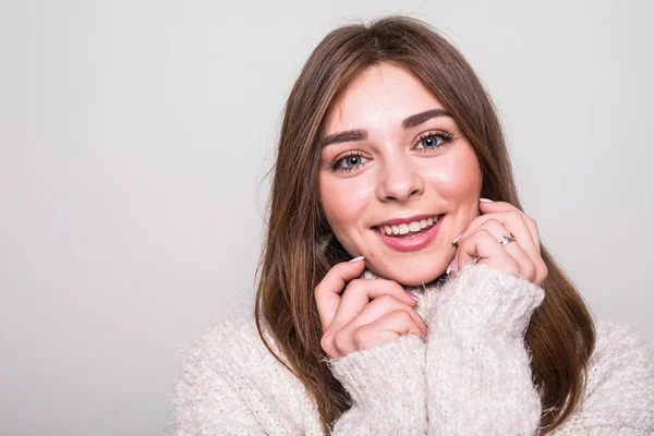 Mooi model in trui in studio geïsoleerd grijze achtergrond — Stockfoto