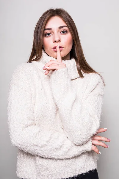 Silencio chica en suéter en estudio aislado fondo gris — Foto de Stock