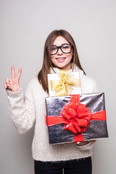 Jovem mulher em suéter com pequeno presente — Fotografia de Stock