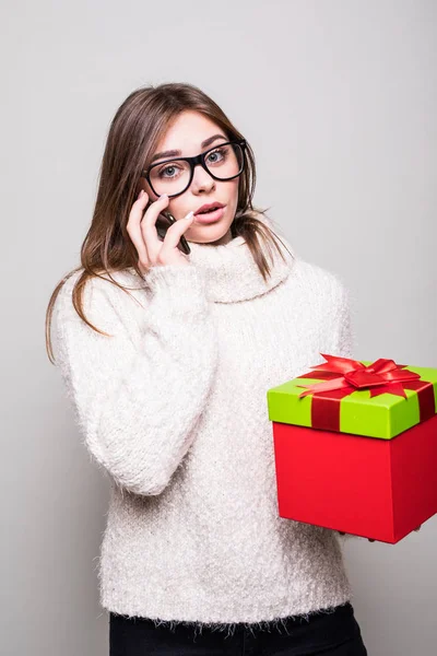 Menina falar no telefone com presente na mão — Fotografia de Stock