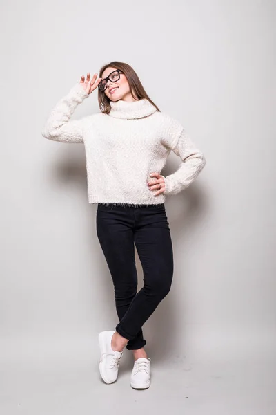 Fiatal nő a studio-ban pulóver. keres el. elszigetelt szürke háttér — Stock Fotó