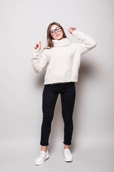 Fiatal nő a studio-ban pulóver. keres el. elszigetelt szürke háttér — Stock Fotó