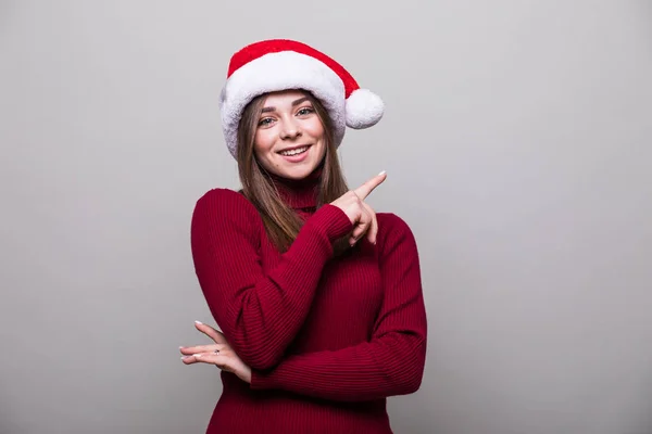 Різдвяна дівчина з різним жестом і капелюхом Санти — стокове фото