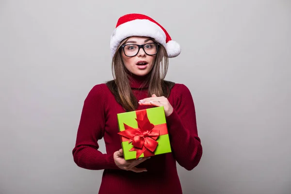 Mulher com chapéu de Natal segurar presente de Natal — Fotografia de Stock