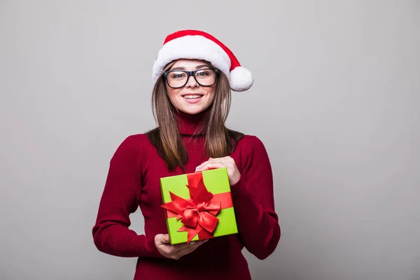Donna con cappello di Natale tenere regalo di Natale — Foto Stock