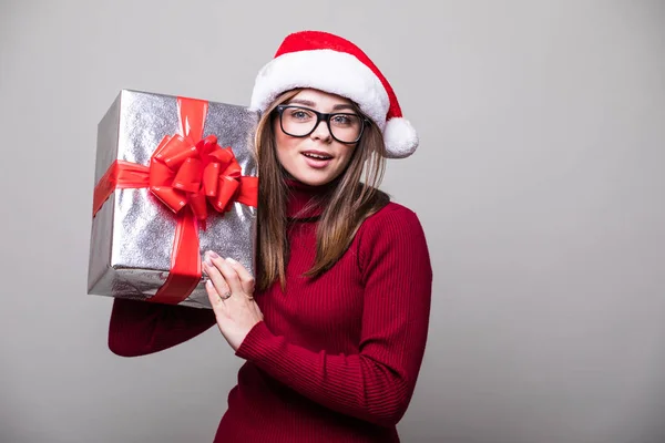 Vrouw met KERSTMUTS houden kerstcadeau — Stockfoto