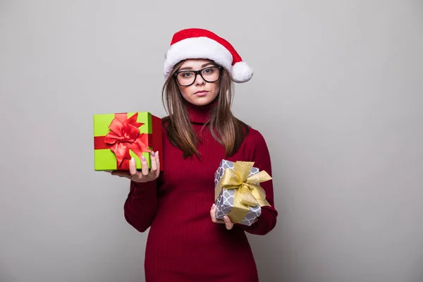 Donna con cappello di Natale tenere due regalo di Natale — Foto Stock