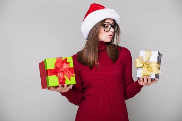 Mulher com chapéu de Natal segurar dois presentes de Natal — Fotografia de Stock