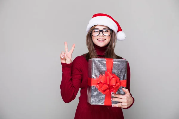 Mulher feliz com chapéu de Natal segurar presente de Natal — Fotografia de Stock