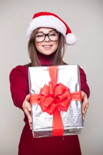 Mulher com chapéu de Natal dar presente de Natal — Fotografia de Stock