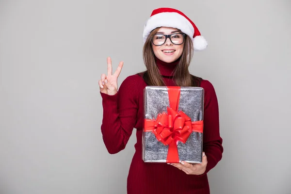 Gelukkige vrouw met KERSTMUTS houden kerstcadeau — Stockfoto