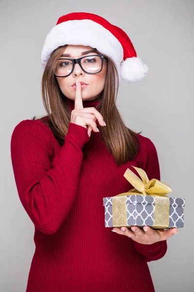 Vrouw met KERSTMUTS houden kerstcadeau — Stockfoto