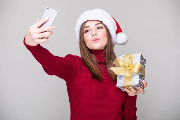 Vrouw nemen selfie op telefoon — Stockfoto
