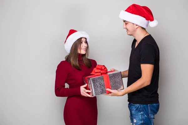 Onun kadın Noel hediyesi veriyor adam — Stok fotoğraf