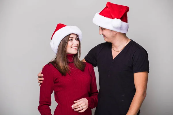 Kerst paar knuffel — Stockfoto