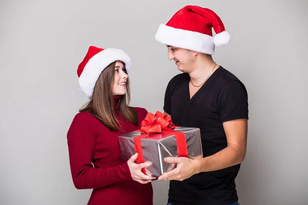 Genç adam kız arkadaşı Noel hediyesi vermek — Stok fotoğraf