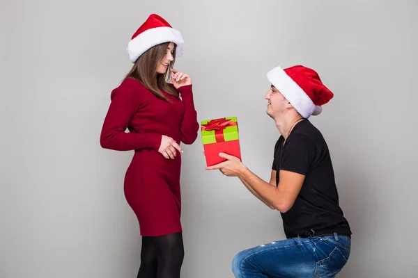 Genç adam kız arkadaşı Noel hediyesi vermek — Stok fotoğraf