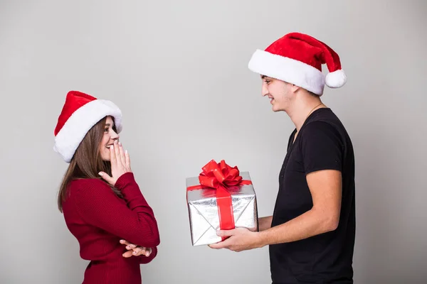 Paar kerstcadeau — Stockfoto