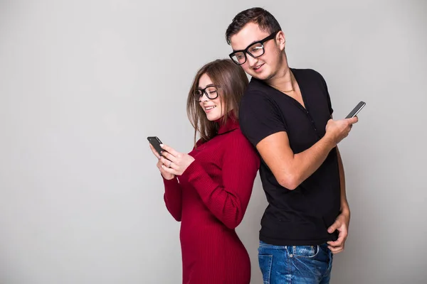 Щаслива пара дивиться на смартфон — стокове фото