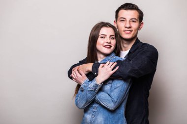 Gri arka plan üzerine sarılma Çift