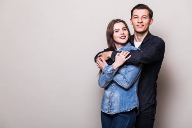 Gri arka plan üzerine sarılma Çift