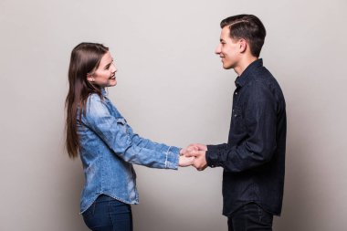 Gri arka plan üzerine sarılma Çift