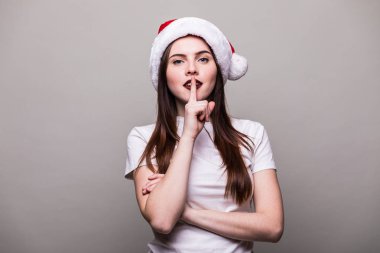  kadın modeli sessizlik jest ile santa şapka giymek