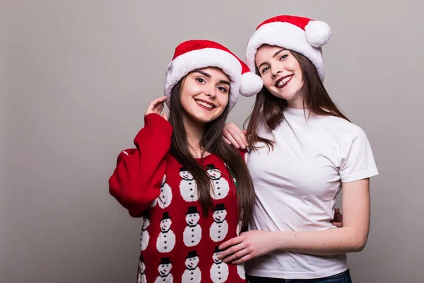 Två teenegers flickor i santa hatt — Stockfoto
