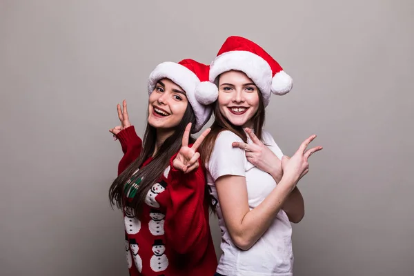 Duas adolescentes meninas em santa chapéu — Fotografia de Stock